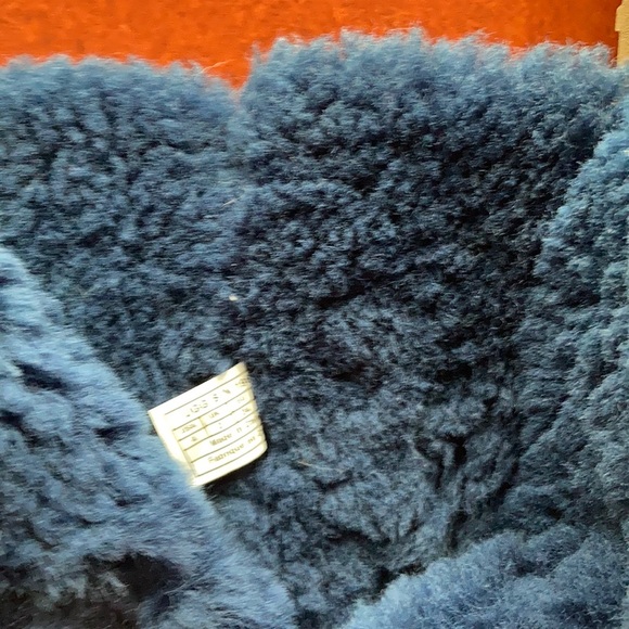 UGG Bailey Suede Button Triplet Big Kid size 4 - Picture 15 of 16